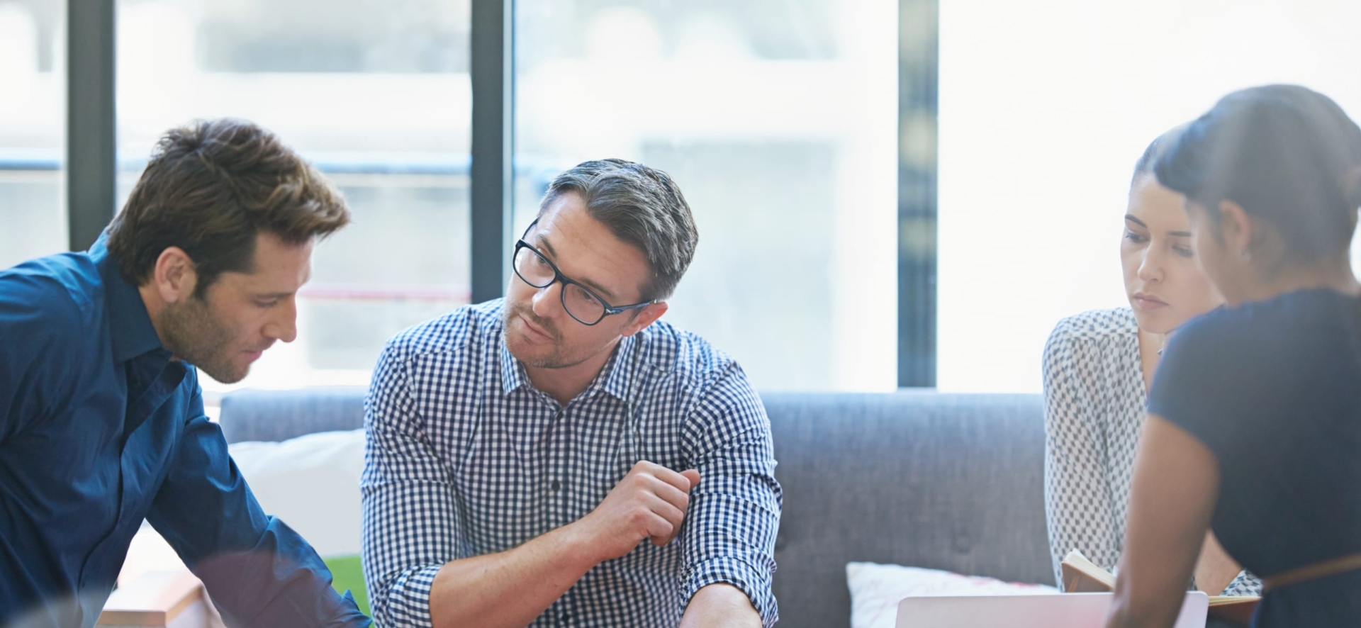 4 people in a meeting brainstorming